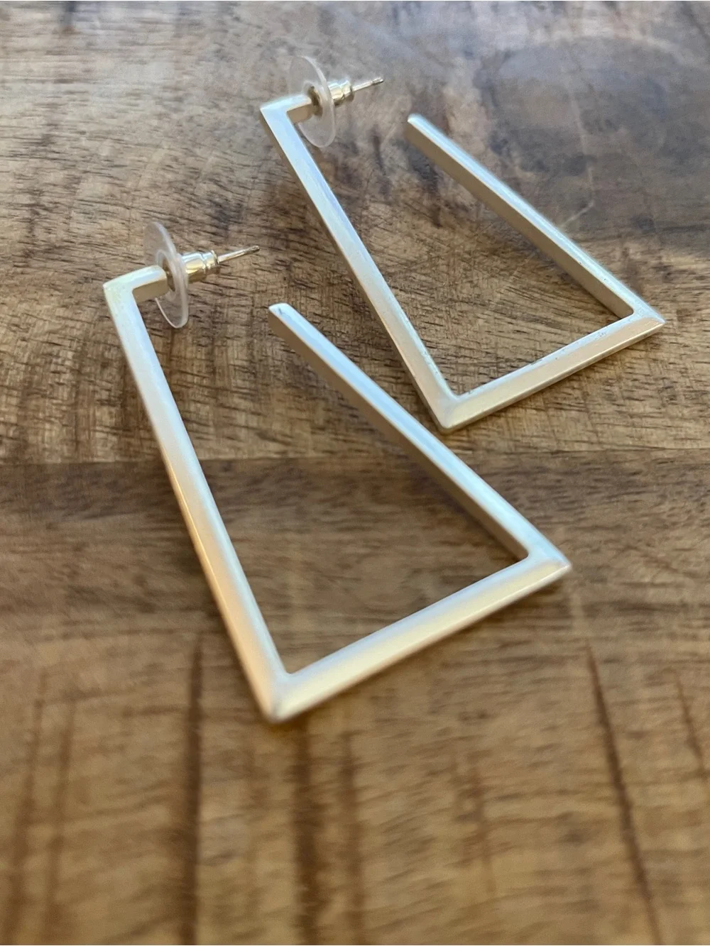 Kendra Scott gold tone geometric hoop style earrings